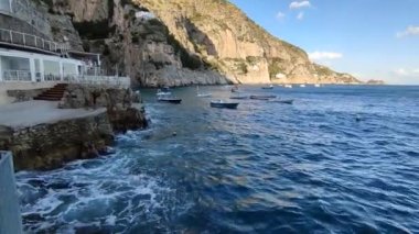 Praiano, Campania, İtalya - 1 Ekim 2022 Liman yolundan Marina di Praia Körfezi