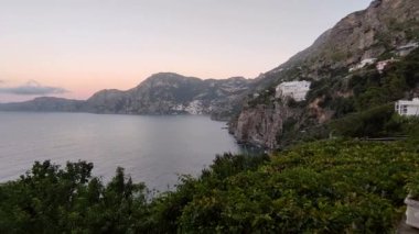 Praiano, Campania, Italia  2 ottobre 2022:  Panoramica della costiera da Via Masa all'alba