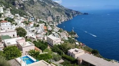 Praiano, Campania, İtalya - 2 Ekim 2022: Piazza San Luca sahili