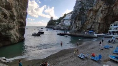 Praiano, Campania, İtalya - 1 Ekim 2022: Plajdan Marina di Praia 'ya bakış