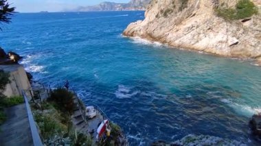 Praiano, Campania, İtalya - 2 Ekim 2022 Torre Grado 'nun küçük körfezinden sahile genel bakış