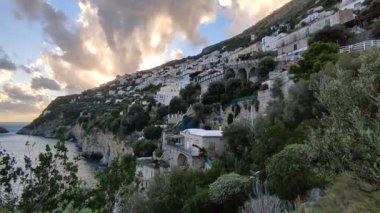 Praiano, Campania, İtalya - 1 Ekim 2022: 13. yüzyıldan kalma Torre Asciola kıyıları