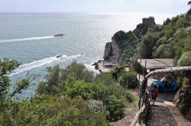 Conca dei Marini, Campania, İtalya - 1 Ekim 2022: Capo di Conca 'nın Saracen kulesi tarafından karakterize edilen Amalfi kıyılarının bir bölümü