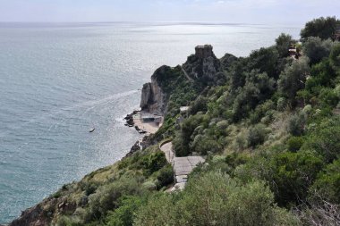 Conca dei Marini, Campania, İtalya - 1 Ekim 2022: Capo di Conca 'nın Saracen kulesi tarafından karakterize edilen Amalfi kıyılarının bir bölümü