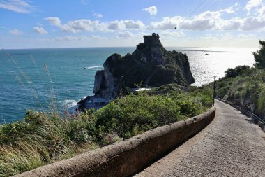 Conca dei Marini, Campania, İtalya - 1 Ekim 2022: Capo di Conca 'nın Saracen kulesi tarafından karakterize edilen Amalfi kıyılarının bir bölümü