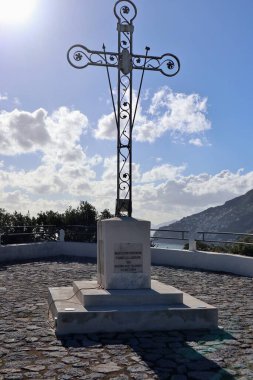 Conca dei Marini, Campania, İtalya - 1 Ekim 2022: Haç, San Pancrazy Martire Kilisesi Punta Vreca 'daki Kurtarıcı İsa' ya ithaf edilmiştir.