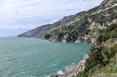 Conca dei Marini, Campania, İtalya - 1 Ekim 2022: Capo di Conca 'nın Saracen kulesi tarafından karakterize edilen Amalfi kıyılarının bir bölümü