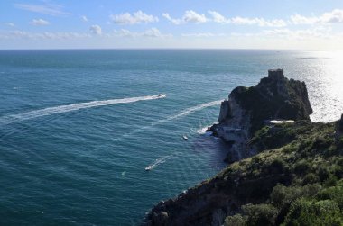 Conca dei Marini, Campania, İtalya - 1 Ekim 2022: Capo di Conca Saracen Kulesi