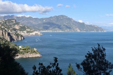 Conca dei Marini, Campania, İtalya - 1 Ekim 2022 Via Pistello Belvedere 'den kıyı manzarası