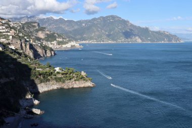 Conca dei Marini, Campania, İtalya - 1 Ekim 2022 Via Pistello Belvedere 'den kıyı manzarası