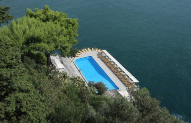 Conca dei Marini, Campania, İtalya - 1 Ekim 2022: Capo di Conca 'da denize bakan Belvedere Oteli' nin yüzme havuzu