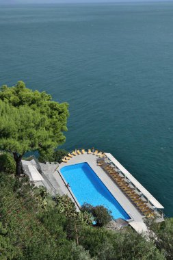 Conca dei Marini, Campania, İtalya - 1 Ekim 2022: Capo di Conca 'da denize bakan Belvedere Oteli' nin yüzme havuzu