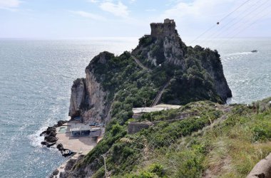 Conca dei Marini, Campania, İtalya - 1 Ekim 2022: Capo di Conca Saracen Kulesi