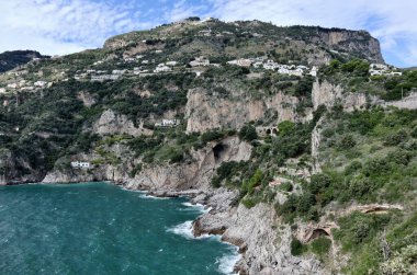 Conca dei Marini, Campania, İtalya - 1 Ekim 2022: Capo di Conca 'nın Saracen kulesi tarafından karakterize edilen Amalfi kıyılarının bir bölümü