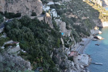 Conca dei Marini, Campania, İtalya - 1 Ekim 2022: Amalfi kıyılarının Via Pistello Belvedere 'den Amalfi' ye bölümü