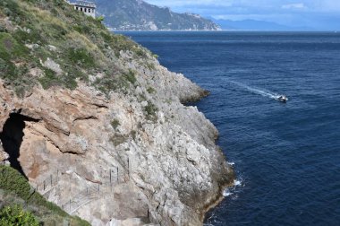 Conca dei Marini, Campania, İtalya - 1 Ekim 2022: Capo di Conca 'dan Amalfi kıyıları