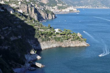 Conca dei Marini, Campania, İtalya - 1 Ekim 2022: Amalfi kıyılarının Via Pistello Belvedere 'den Amalfi' ye bölümü