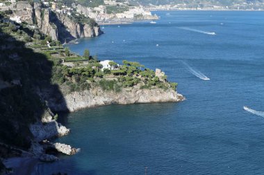 Conca dei Marini, Campania, İtalya - 1 Ekim 2022: Amalfi kıyılarının Via Pistello Belvedere 'den Amalfi' ye bölümü