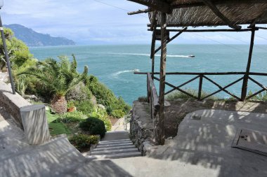 Conca dei Marini, Campania, İtalya - 1 Ekim 2022: Torre Capo di Conca 'nın merdiven boşluğundan panoramik manzara