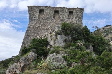 Conca dei Marini, Campania, İtalya - 1 Ekim 2022: Capo di Conca Saracen Kulesi