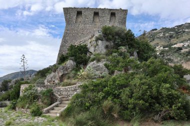 Conca dei Marini, Campania, İtalya - 1 Ekim 2022: Capo di Conca Saracen Kulesi