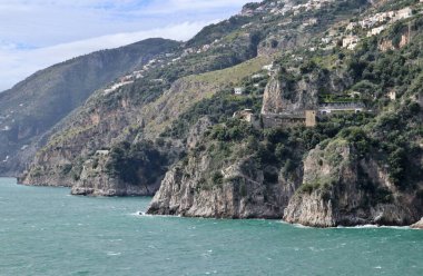 Conca dei Marini, Campania, İtalya - 1 Ekim 2022: Capo di Conca 'dan Praiano' ya doğru Amalfi kıyılarının bir bölümü