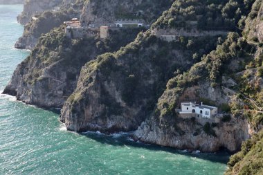Conca dei Marini, Campania, İtalya - 1 Ekim 2022: Punta Vreca 'dan Praiano' ya doğru Amalfi kıyılarının bir bölümü