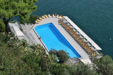 Conca dei Marini, Campania, İtalya - 1 Ekim 2022: Capo di Conca 'da denize bakan Belvedere Oteli' nin yüzme havuzu