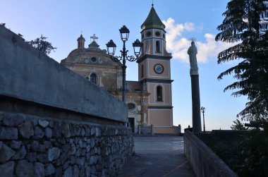 Praiano, Campania, İtalya - 2 Ekim 2022: 16. yüzyıl San Gennaro kilisesi Vettica Maggiore 'un köyünde