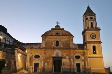 Praiano, Campania, İtalya - 2 Ekim 2022: 16. yüzyıl San Gennaro kilisesi Vettica Maggiore 'un köyünde