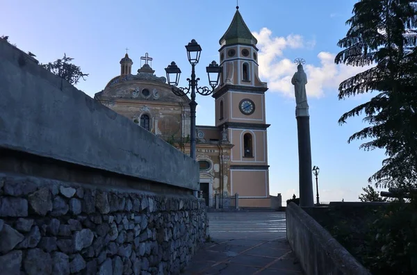 Praiano, Campania, İtalya - 2 Ekim 2022: 16. yüzyıl San Gennaro kilisesi Vettica Maggiore 'un köyünde