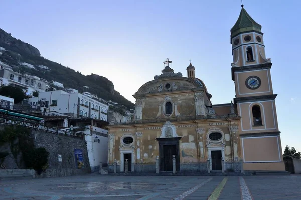 Praiano, Campania, İtalya - 2 Ekim 2022: 16. yüzyıl San Gennaro kilisesi Vettica Maggiore 'un köyünde