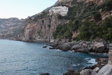 Praiano, Campania, İtalya - 2 Ekim 2022: Lido Gavitella 'dan denize bakan Grand Hotel Tritone' un Glimpse 'si