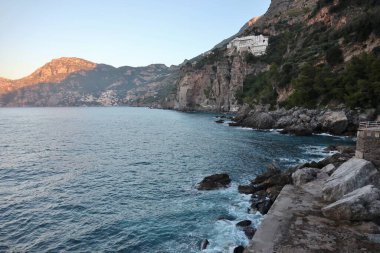 Praiano, Campania, İtalya - 2 Ekim 2022: Sabahın erken saatlerinde Gavitella 'dan Amalfi Sahili' ne panoramik bir bakış