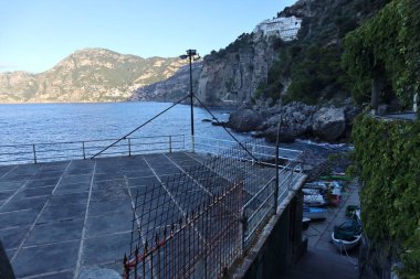 Praiano, Campania, İtalya - 2 Ekim 2022: Sabahın erken saatlerinde Gavitella 'dan Amalfi Sahili' ne panoramik bir bakış