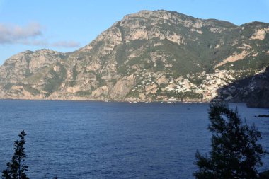 Praiano, Campania, İtalya - 2 Ekim 2022: Sabahın erken saatlerinde Gavitella 'dan Amalfi Sahili' ne panoramik bir bakış