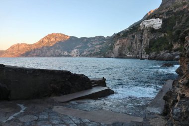 Praiano, Campania, İtalya - 2 Ekim 2022: Sabahın erken saatlerinde Gavitella 'dan Amalfi Sahili' ne panoramik bir bakış