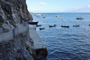 Praiano, Campania, İtalya - 1 Ekim 2022: Marina di Praia Körfezi, sahil patikasından