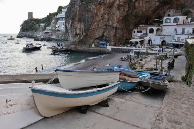 Praiano, Campania, İtalya - 1 Ekim 2022 Öğleden sonra Marina di Praia plajı