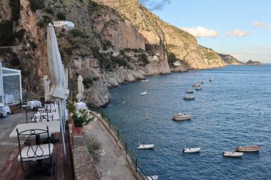Praiano, Campania, İtalya - 1 Ekim 2022 Marina di Praia sahilindeki panoramik restoran