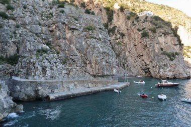 Praiano, Campania, İtalya - 1 Ekim 2022: Marina di Praia Körfezi, sahil patikasından