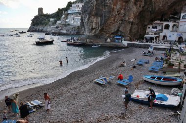 Praiano, Campania, İtalya - 1 Ekim 2022 Öğleden sonra Marina di Praia plajı