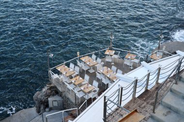 Praiano, Campania, İtalya - 1 Ekim 2022 Marina di Praia sahilindeki panoramik restoran