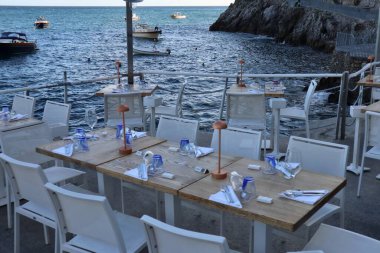 Praiano, Campania, İtalya - 1 Ekim 2022 Marina di Praia sahilindeki panoramik restoran