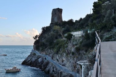 Praiano, Campania, İtalya - 1 Ekim 2022: 13. Asciola Kulesi Marina di Praia
