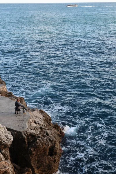 Praiano Campania Itália Outubro 2022 Pescador Solitário Penhasco Longo Caminho — Fotografia de Stock