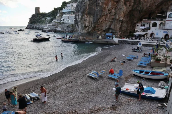 Praiano, Campania, İtalya - 1 Ekim 2022 Öğleden sonra Marina di Praia plajı