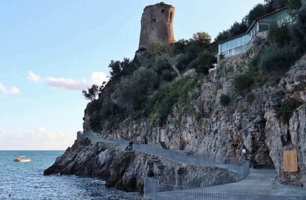 Praiano, Campania, İtalya - 1 Ekim 2022: 13. Asciola Kulesi Marina di Praia