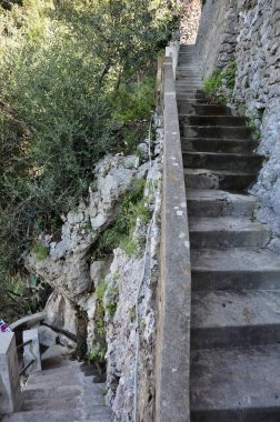 Praiano, Campania, İtalya - 2 Ekim 2022: Torre Grado 'nun küçük körfezine giden merdiven