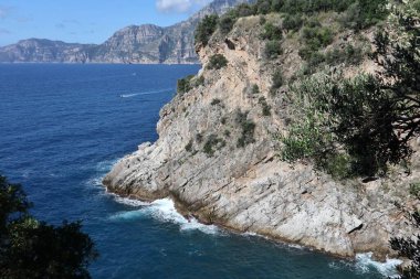 Praiano, Campania, İtalya - 2 Ekim 2022: Torre Grado 'nun küçük körfezinden Amalfi Sahili' ne panoramik bir bakış